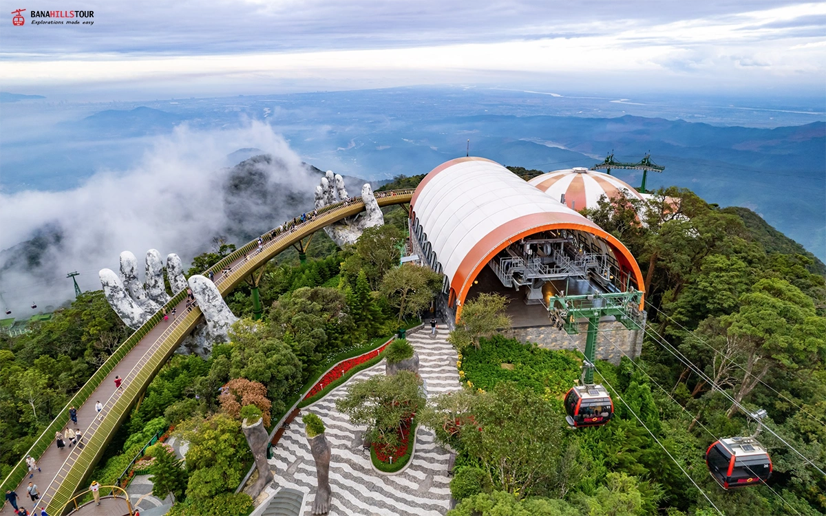 Morning cable car to the Golden Bridge